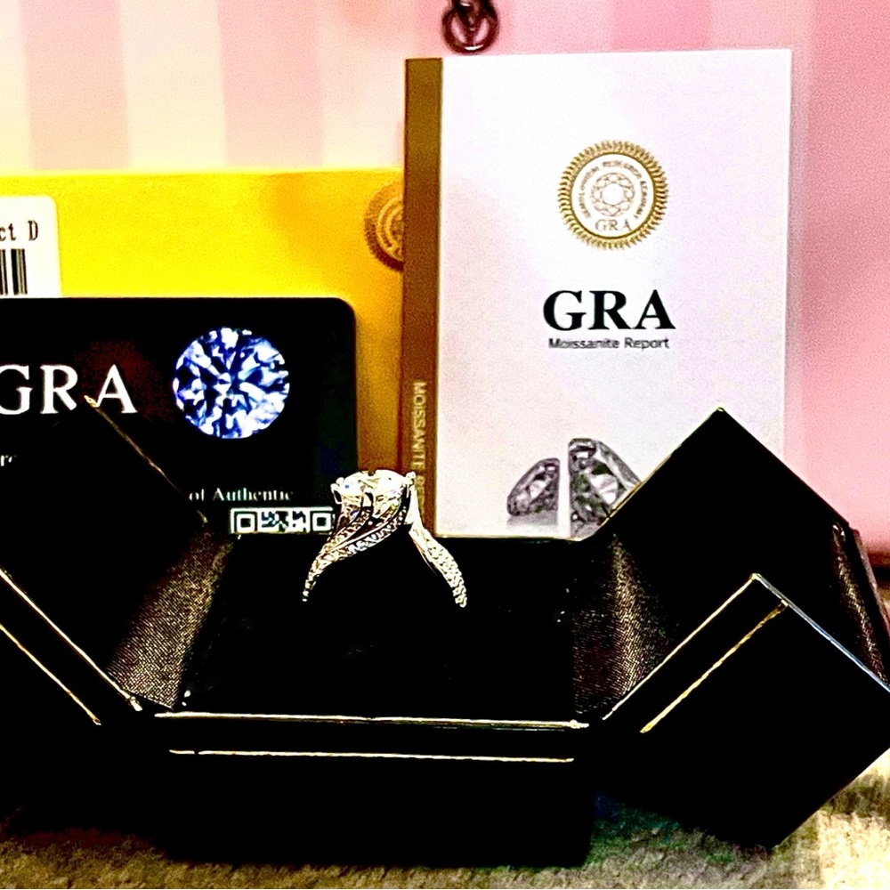 Stunning Silver Women's Ring with Textured Design